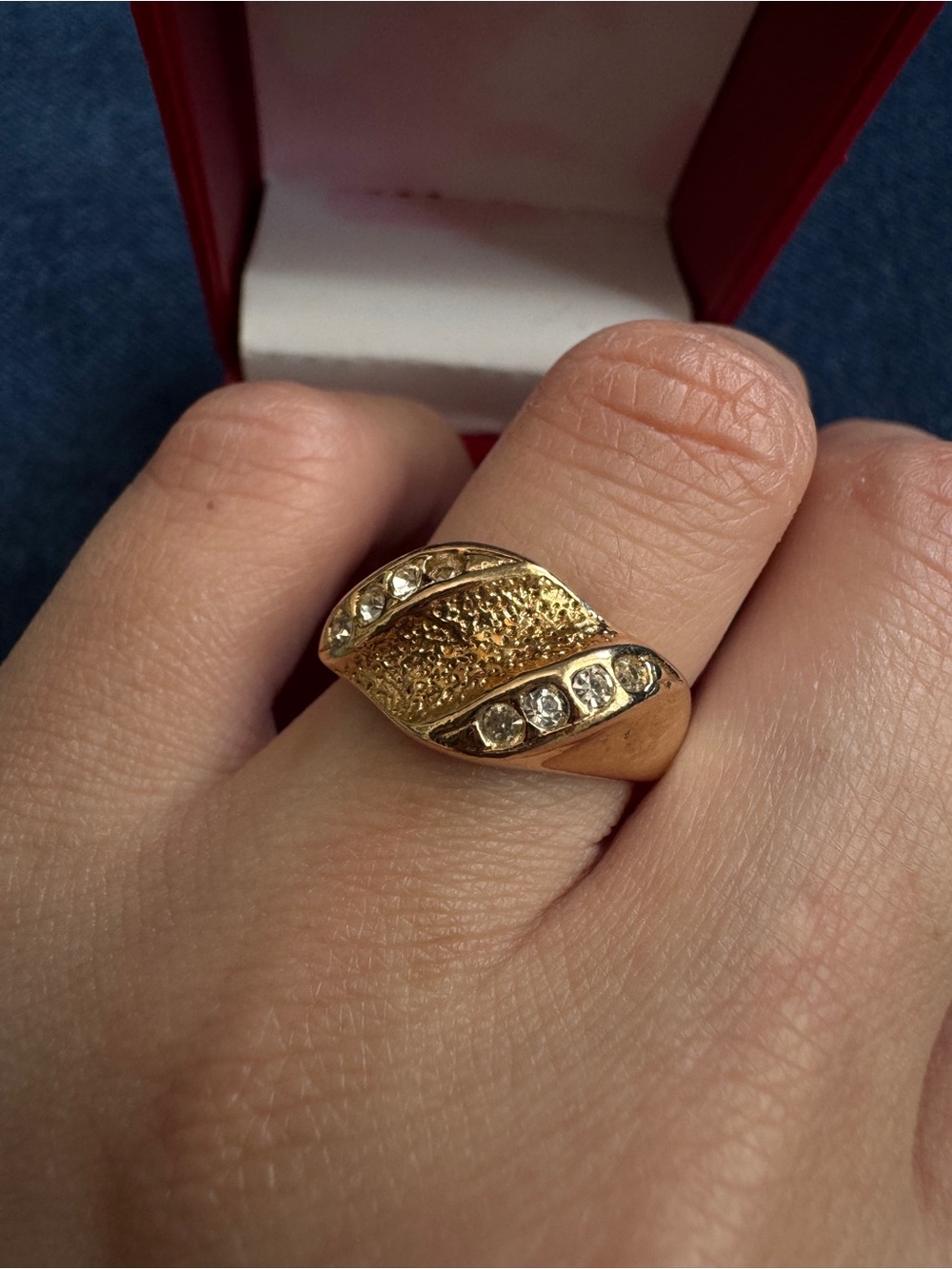 Stunning Gold tone textured ring size 5